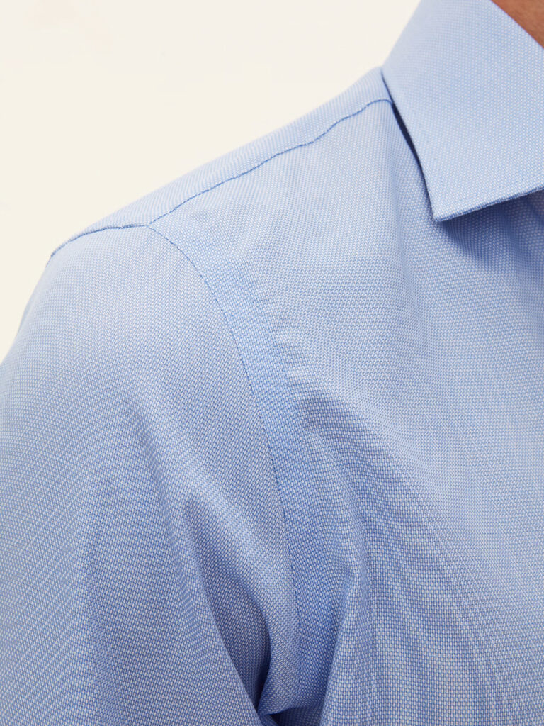 B1698-Slim-Fit-Cut-Away-Non-Iron-Cotton-Shirt-Oscar-Jacobson-Lt-Blue-Front-Shoulder