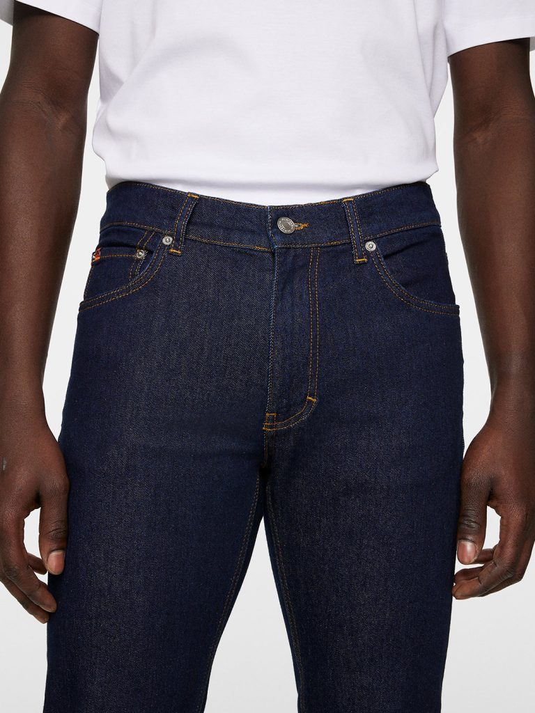 B1750-Jax-Rinsed-Slim-Jeans-J-Lindeberg-Rinsed-Blue-Front-Close-Up
