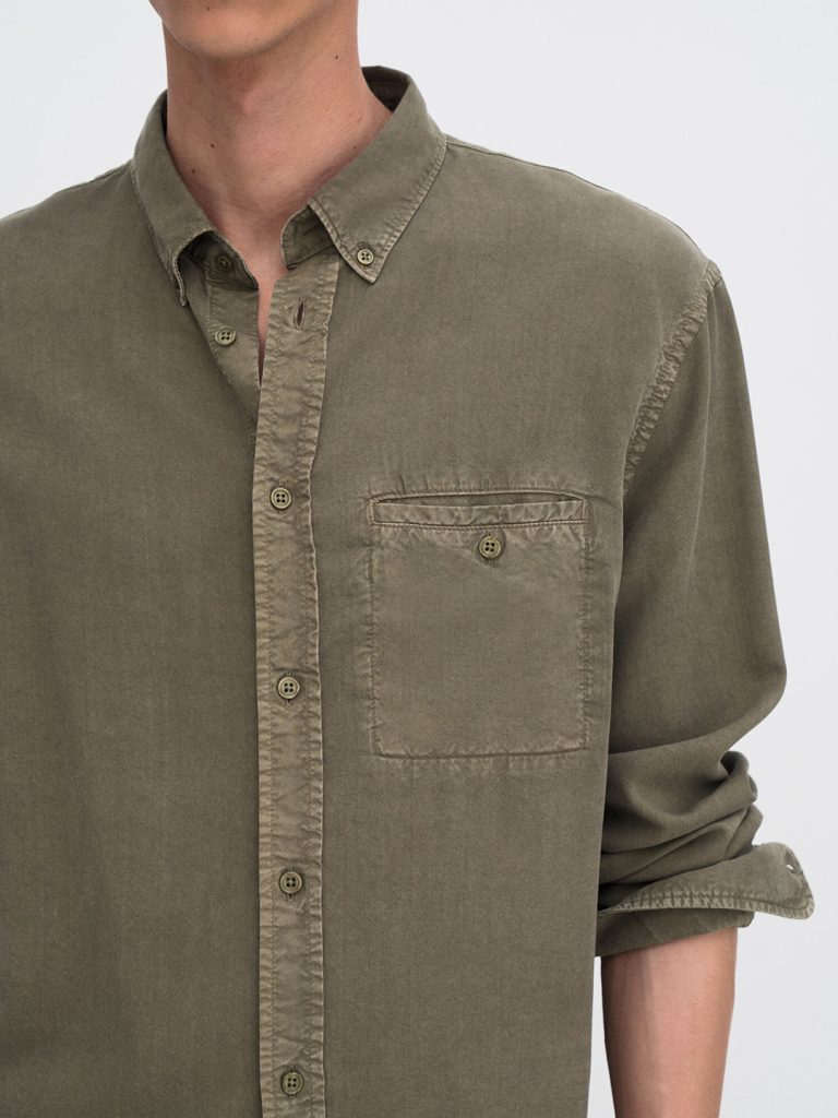B1767-Zachary-Shirt-Filippa-K-Dk-Olive-Green-Front-Close-Up