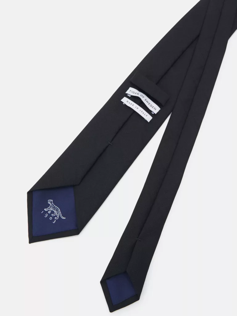 C1110-Tailor-Tie-Tiger-Of-Sweden-Black-Back-Detail-Logo