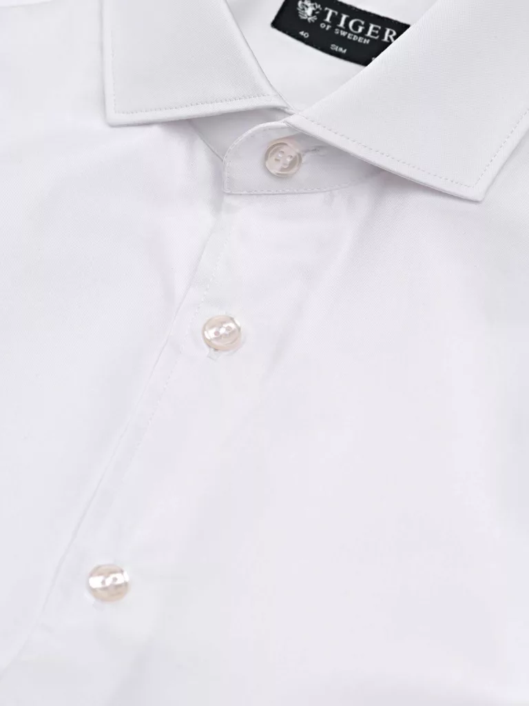 S0106-Farrell-DC-Shirt-Tiger-of-Sweden-White-collar-close-up