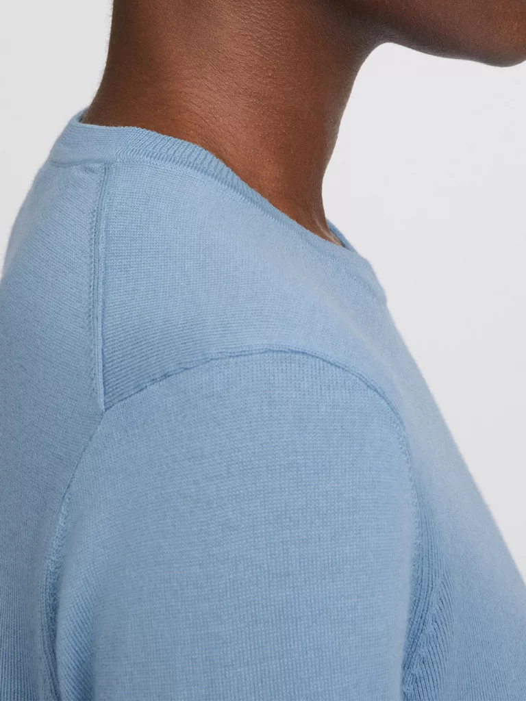 S0118-Merino-R-Neck-Sweater-Filippa-K-Faded-Blue-Side-Close-Up-Shoulder