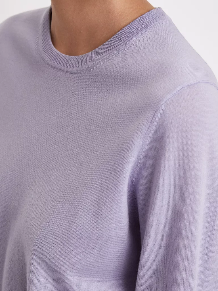 S0118-Merino-R-neck-Sweater-Filippa-K-Hyacinth-Close-Up-Shoulder
