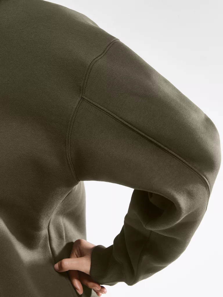 Y0002-Zipped-Sweatshirt-Filippa-K-Olive-Back-Close-Up-Sleeve-Lay